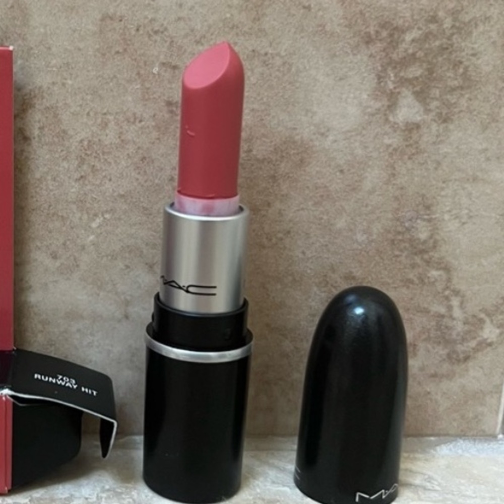 Mac lipstick - Runway Hit - Picture 3 of 3